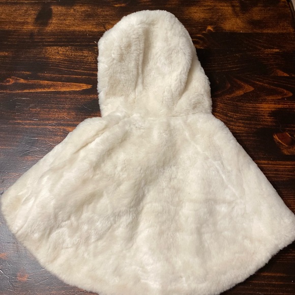 Adorable babygap 2-3 year old holiday shawl with bow - Picture 2 of 6